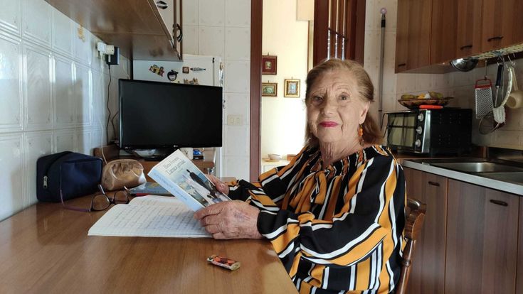Tullia che studia per l’esame di terza media: "Ho 79 anni e non mi fermo qui"