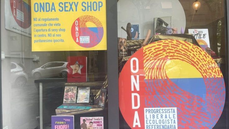 Parma, la sede elettorale di Onda si trasforma in "sexy shop" dopo il regolamento sul commercio