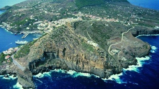 Ustica, dietrofront del ministero: niente bagnanti nella riserva marina