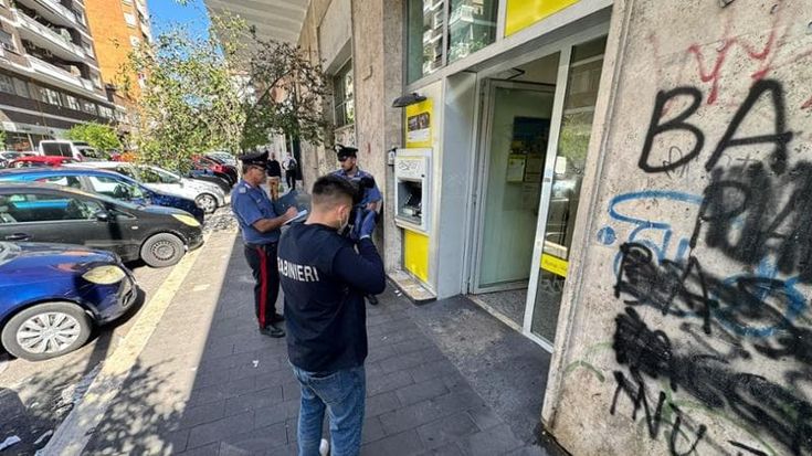 Colpo da 100mila euro alle poste della Garbatella, caccia ai banditi con maschere di Halloween