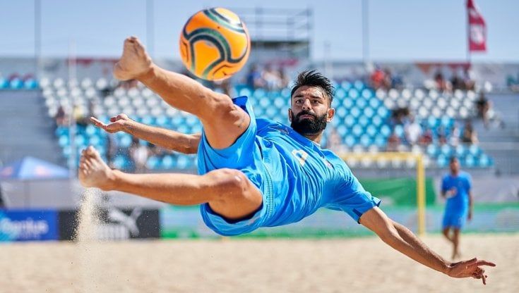 Calcio in spiaggia, a Catania e Cagliari lo spettacolo del beach soccer. Italia protagonista