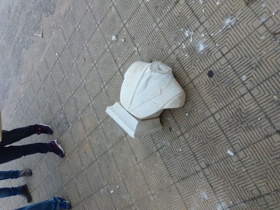 Palermo, le immagini del busto danneggiato di Giovanni Falcone