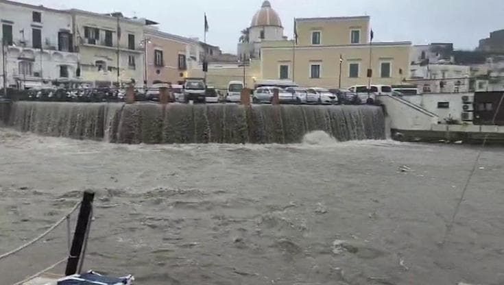 Maltempo, interrotta la Cumana tra Bagnoli e Torregaveta. A Ischia strade allagate e disagi