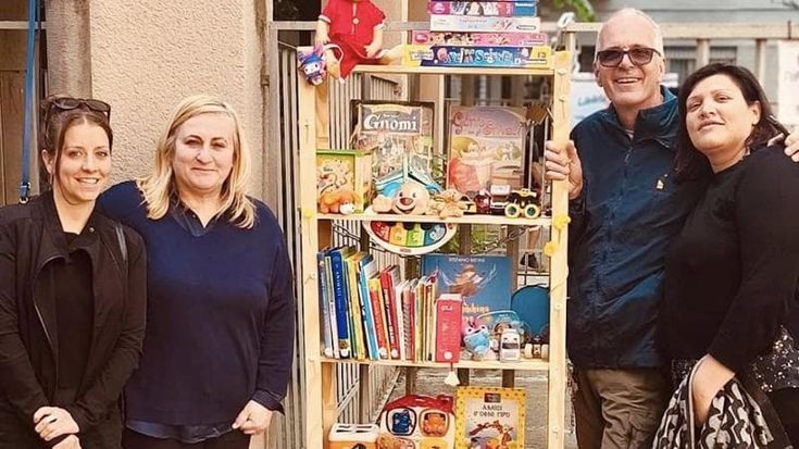 In viale Molise è nata la "Libreria di cortile": libri, giochi e merenda offerta ai bimbi della zona