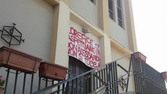 Palermo, i parrocchiani: "Vogliamo don Minutella" e non fanno entrare in chiesa il nuovo parroco
