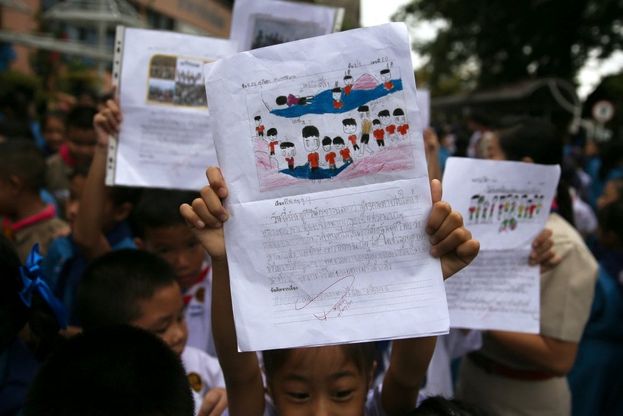 Thailandia, la folla festosa dei compagni di scuola davanti all'ospedale