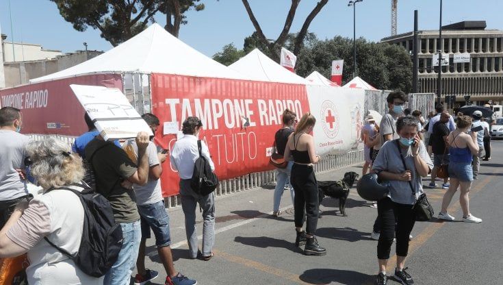 Più contagi e partenze per le ferie scatenano la caccia ai tamponi