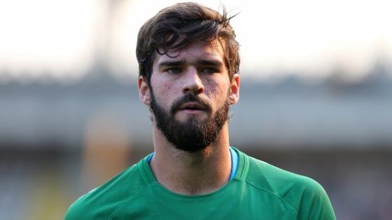 Roma, Alisson è del Liverpool: accordo per 75 milioni. E' in Inghilterra per le visite mediche