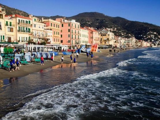 Vacanze, gli stranieri in Italia spendono il 38% in più degli italiani