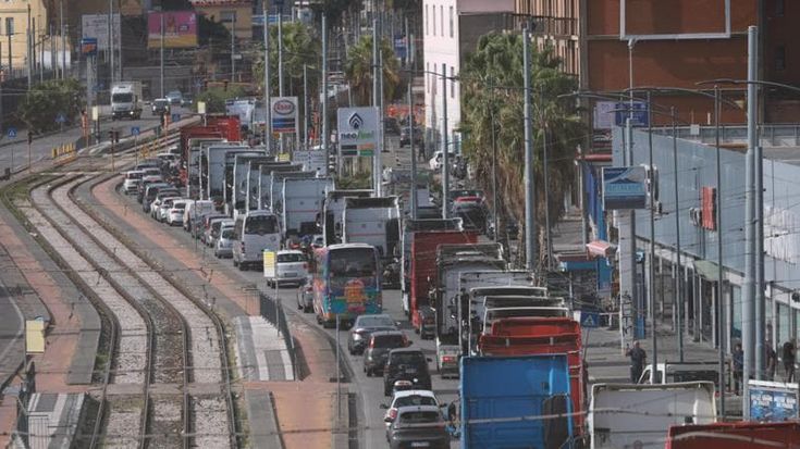 Blocco dei tir, sì al decreto: stanziati 105 milioni. Meloni: no a intimidazioni