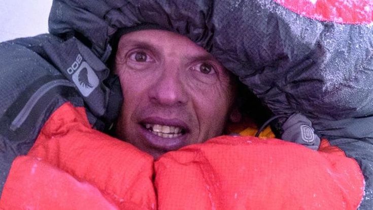 Simone Moro: “Io, eroe per caso, al bivio tra vita e vetta nella notte dell’Everest”