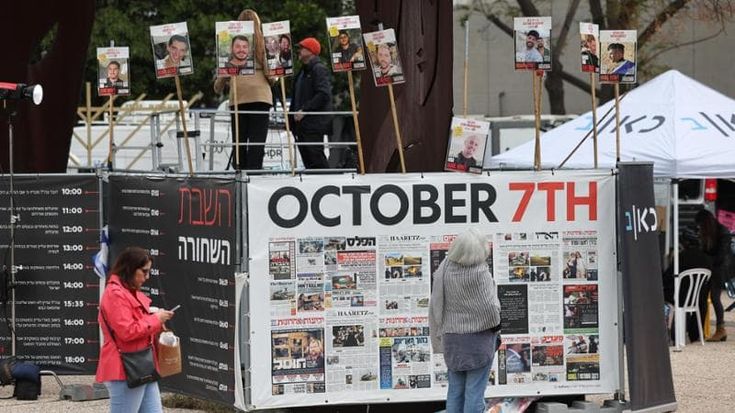 Israele-Gaza, le news di oggi. Hamas libera i tre ostaggi: due in condizioni di salute “precarie”