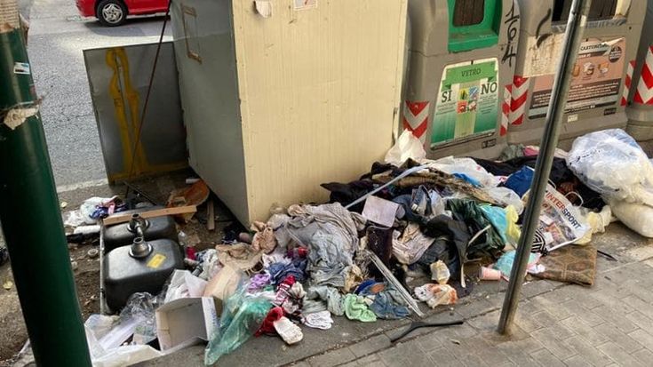 Cassonetti degli indumenti usati manomessi e sventrati in tutta la città