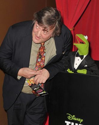 Stephen Fry, la battuta sulla costumista non piace: chiude l'account Twitter 
