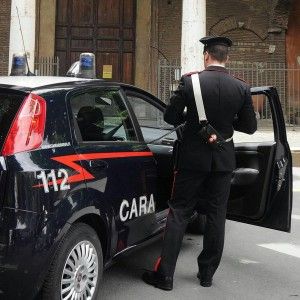 Travestiti da carabinieri rapinano famiglia a Palermo