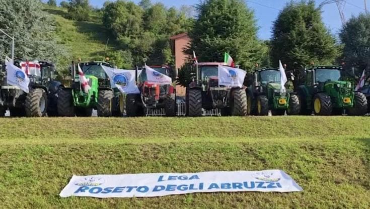 Pontida, il derby dei militanti pro e contro Salvini: "Sempre con lui", "Si dimetta subito"