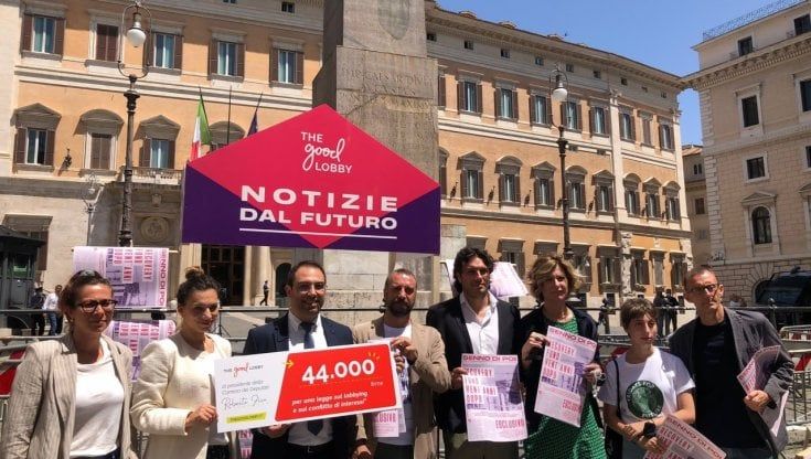 Camera, flash mob a Montecitorio: raccolte 44mila firme per la legge contro il conflitto d'interessi