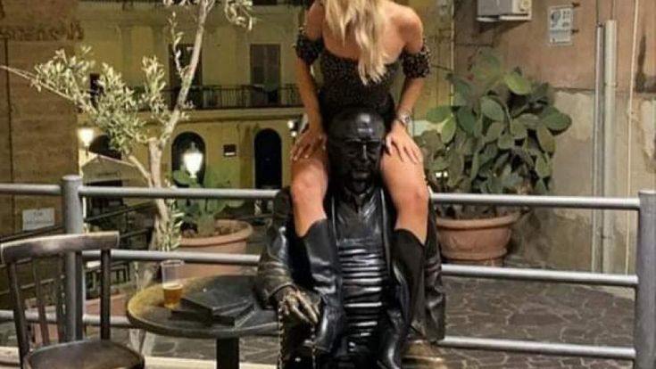 Ma Camilleri avrebbe amato quella ragazza a cavalcioni