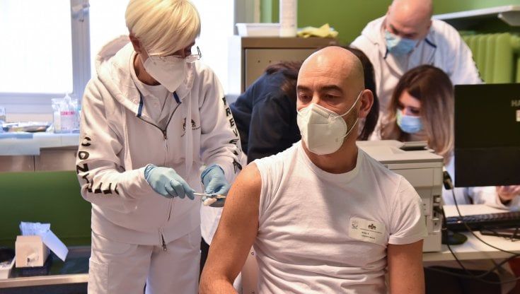 Toscana, la controproposta: "Vaccinare prima i disabili e categorie a rischio, dopo i soldati"