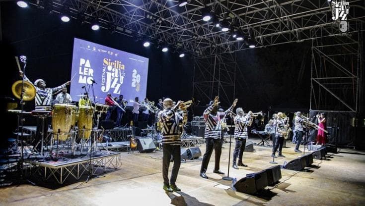 “Vietato stare seduti, voglio vedervi ballare”: parola di erede degli Earth Wind & Fire