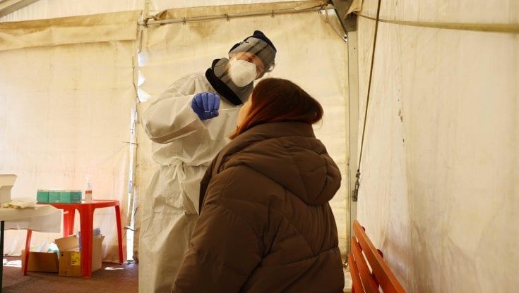 Covid, prosegue la ripresa dei contagi. Ricoveri ancora giù 