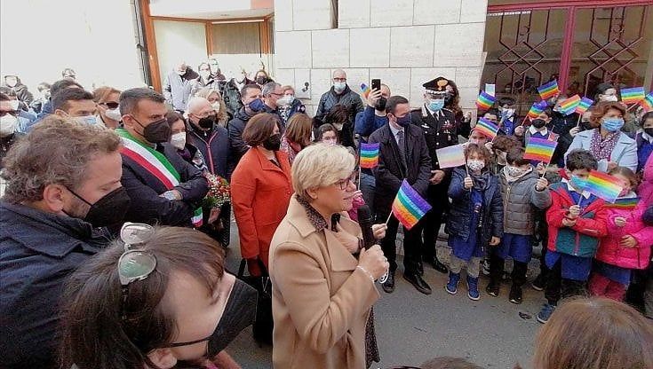 Vittima innocente di mafia, Bari ricorda Giuseppe Mizzi con bandierine arcobaleno. Decaro: "La città ha scelto di stare dalla parte della legalità"
