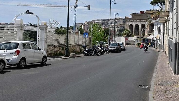 Napoli, protesta in via Falcone: “C’è l’asfalto, non la segnaletica: strada pericolosa per tutti”