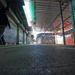 Mercati, poste, librerie, edicole, banche e ferramenta in servizio