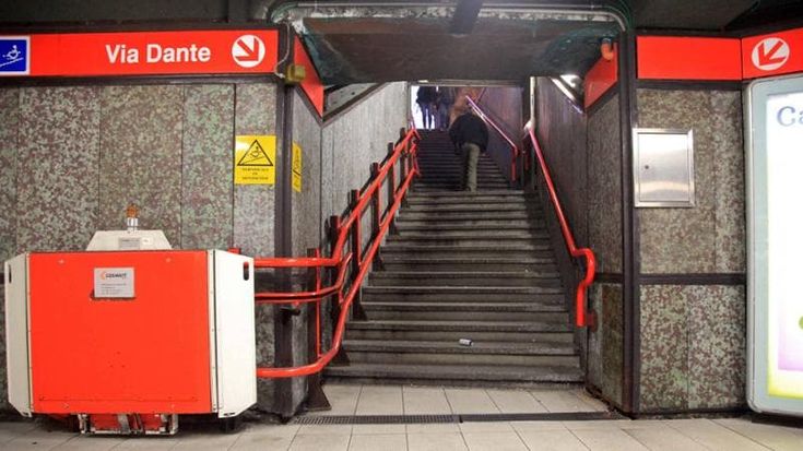 Travestito da operaio svuota le macchinette sulla banchina del metrò, fermato: aveva 3.600 euro