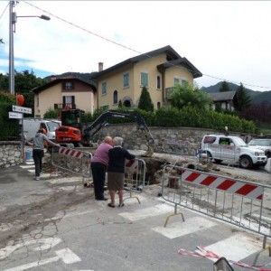 Lecco, maxi voragine sulla provinciale da 4 mesi. I residenti insorgono: "Adesso intervenite"