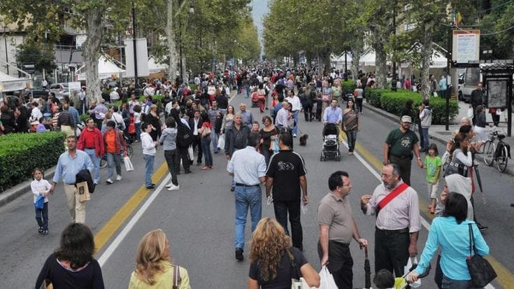 C’è caldo e la gente va al mare: stop all’area pedonale festiva di via Libertà