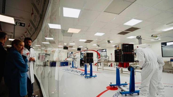 La premier Meloni tra i satelliti di Argotec nei giorni caldi di Starlink, “Mai parlato di Musk”