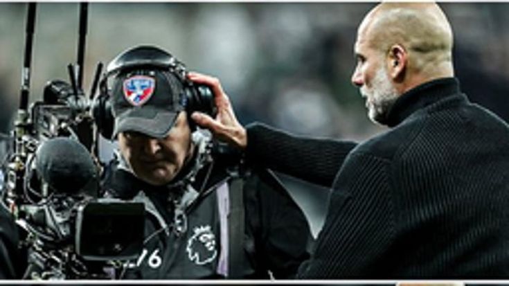 Guardiola perde la testa e toglie le cuffie al cameraman