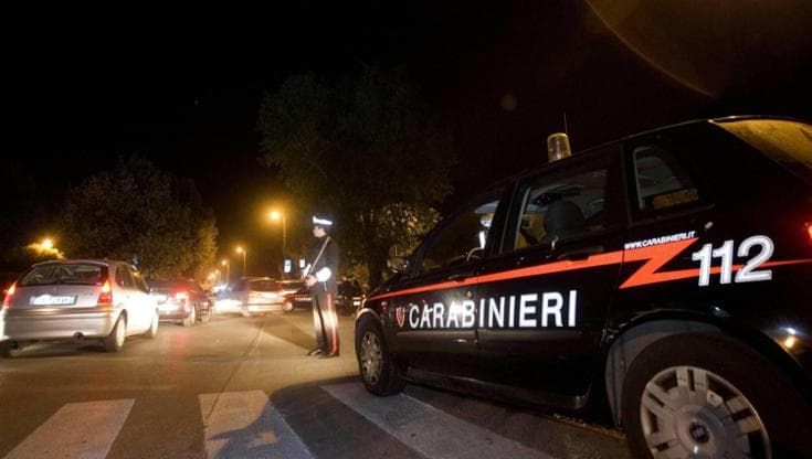 Spara in piazza al rivale in amore con un fucile a canne mozze: ai domiciliari un uomo di 60 anni