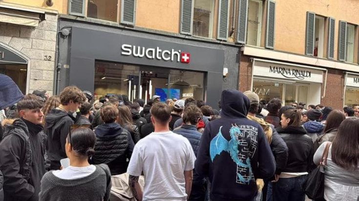 È sempre Swatchmania. File (e risse) nel mondo per il nuovo Royal Pop, l’orologio-cover di un’icona