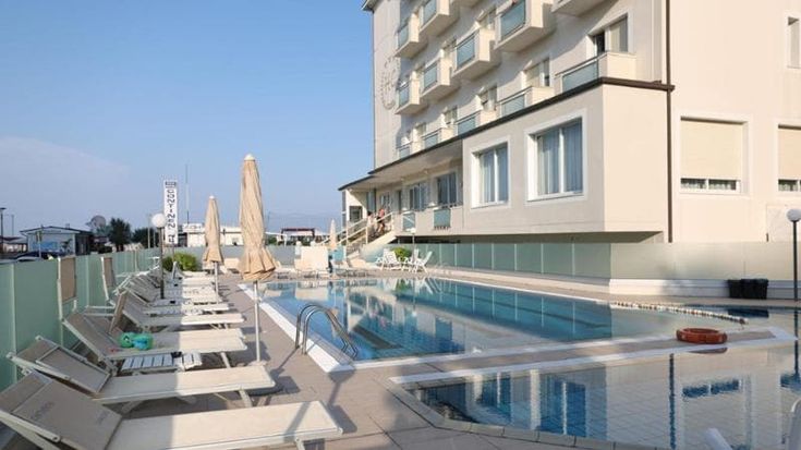 Un’altra tragedia in piscina: muore a quattro anni nell’hotel
