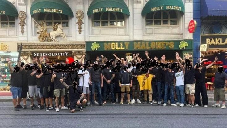 Fenerbahce-Roma, ultrà giallorossi in trasferta a Istanbul: foto ricordo con i saluti romani