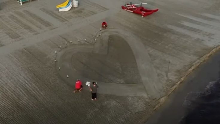 Marina di Pietrasanta, cuore gigantesco disegnato nella sabbia in ricordo della strage di Viareggio