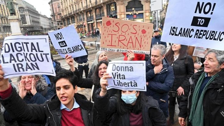 Iran, centinaia in piazza a Milano contro il regime: “Meloni, chiudi il consolato”