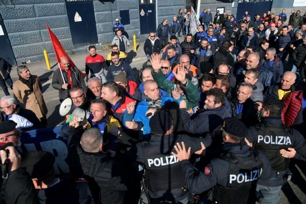 Whirlpool Napoli, operai occupano l'autostrada: tensione con la polizia 