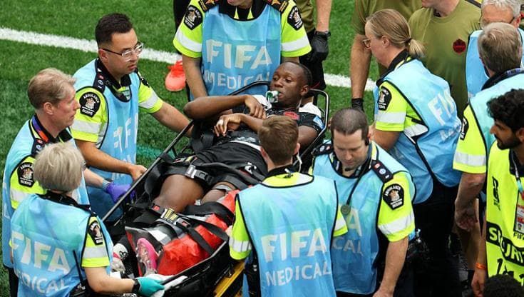 Cos’è l’oggetto che ha usato Koné mentre usciva in barella dopo il brutto infortunio