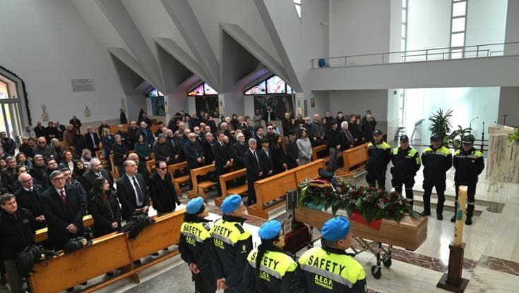 Picchetto d’onore e applausi in chiesa per Contrada, il suo confessore: “Subì un’ingiustizia”