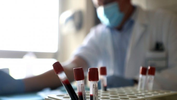 Covid, nuovi casi e tamponi dimezzati: il tasso di positività scende al 12,3 per cento
