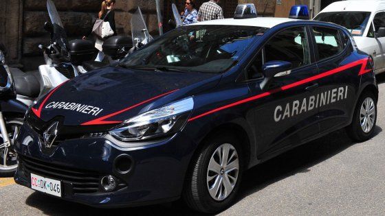 Violenza sessuale e maltrattamenti alla moglie: arrestato operaio a Reggio Emilia