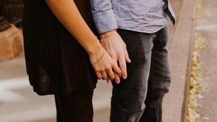 Picchiata e reclusa perché ama un ragazzo trans, arrestati i genitori