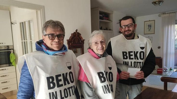 Crisi Beko a Siena, la pensionata dà i suoi risparmi agli operai in lotta: “Non dimentico il ’68”