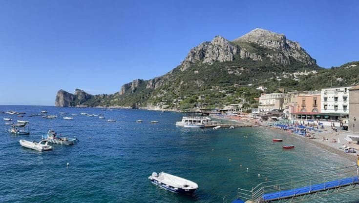 Massa Lubrense, abusi edilizi in un villaggio turistico sul mare: scatta il sequestro