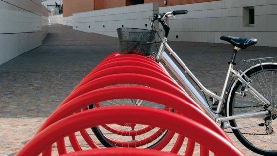 Roma, rastrelliere bici vicino scuole, metro e uffici pubblici. Raggi: "Duemila nuovi posti"