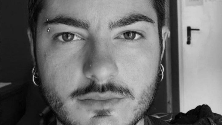 Cambia sesso e perde il reddito di cittadinanza, l'odissea di Gioia diventata Chris