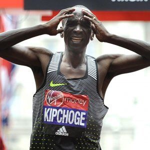 Maratona, dal trionfo alla delusione: sul viso di Kipchoge quegli otto secondi di troppo 